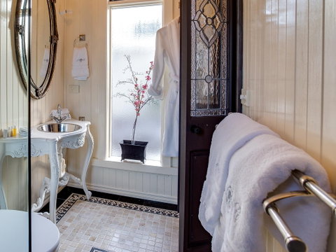 Silverleaf Cottage - Accommodation BNB 2