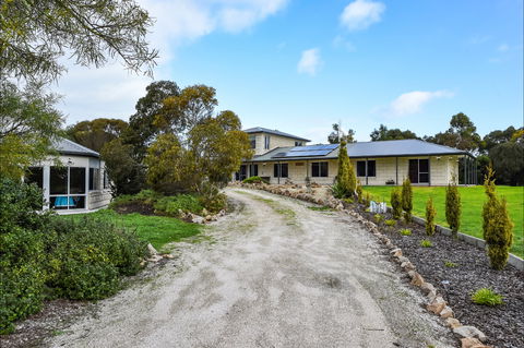 McKinnon's Holiday Home - Accommodation BNB 0