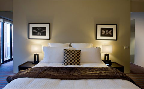 Overlooking The City's Silhouette - Accommodation BNB 1