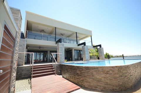 Waterfront Holiday Houses - Accommodation BNB 2