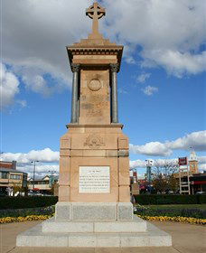 Warwick War Memorial And Gates - Accommodation BNB 1