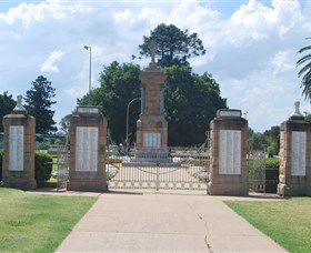 Warwick War Memorial And Gates - Accommodation BNB 0