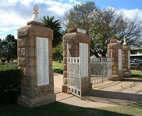 Warwick War Memorial And Gates - Accommodation BNB 2