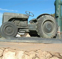 Ferguson Tractor Monument - Accommodation BNB