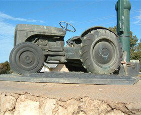 Ferguson Tractor Monument - Accommodation BNB 0