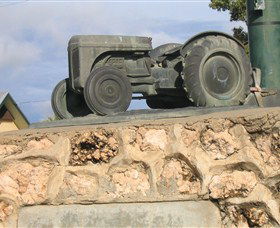 Ferguson Tractor Monument - Accommodation BNB 3