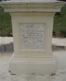 The Coronation Lamp Memorial - Accommodation BNB 1