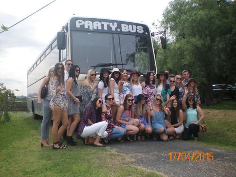 R & R Bus And Leisure Hire - Accommodation BNB 1