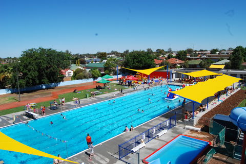 Holland Park Pool - Accommodation BNB 1