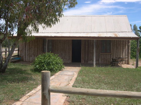 Early Settlers Cottage (Solly's Hut) - Accommodation BNB 0