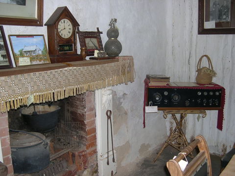 Early Settlers Cottage (Solly's Hut) - Accommodation BNB 1