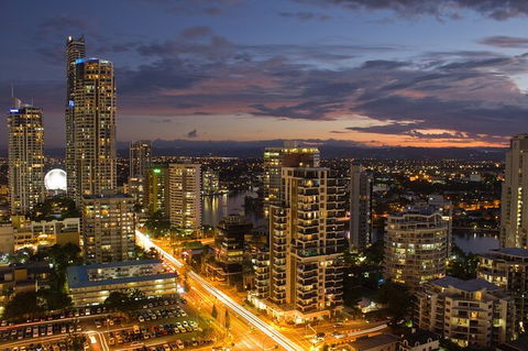 Gold Coast Airport Transfers : Airport OOL To Gold Coast City In Business Car - Accommodation BNB 4
