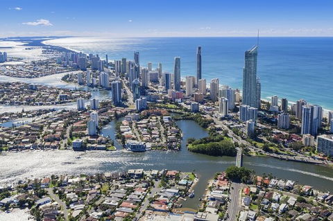Gold Coast Airport Transfers : Airport OOL To Gold Coast City In Luxury Van - Accommodation BNB 3