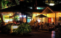 Apres Beach Bar & Grill - Palm Cove - Accommodation BNB 1