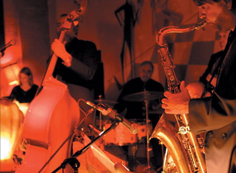 The Pearly Shells Feat. Julie O'Hara - Accommodation BNB 0