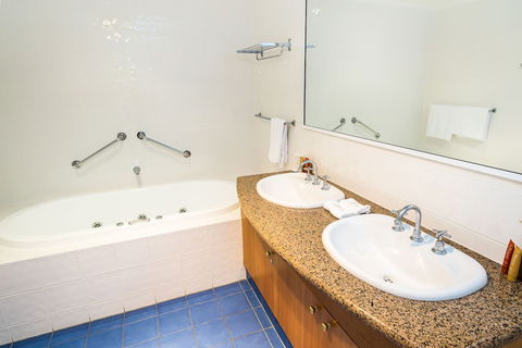 Edgewater Hotel - Accommodation BNB 6