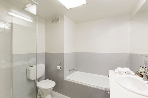 Old Woolstore Apartment Hotel - Accommodation BNB 4