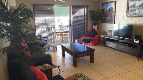 A City Retreat 2BR Apartment Reid Park Townsville - Accommodation BNB 5