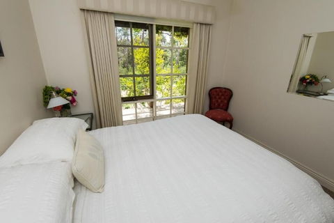 Hollyhock B&B - Accommodation BNB 4