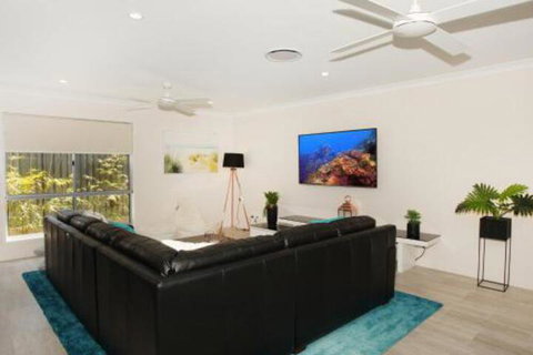 Palm 95 Modern 4 BDRM Home With Pool - Accommodation BNB 2