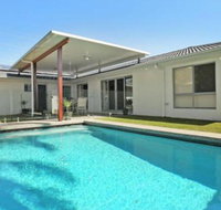 Palm 95 Modern 4 BDRM Home with Pool - Accommodation BNB