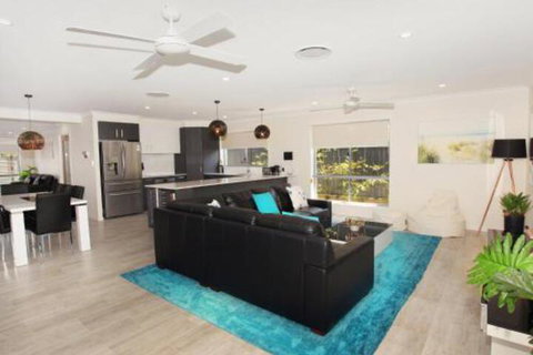 Palm 95 Modern 4 BDRM Home With Pool - Accommodation BNB 3