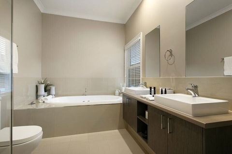 Kerami Manor - Accommodation BNB 2