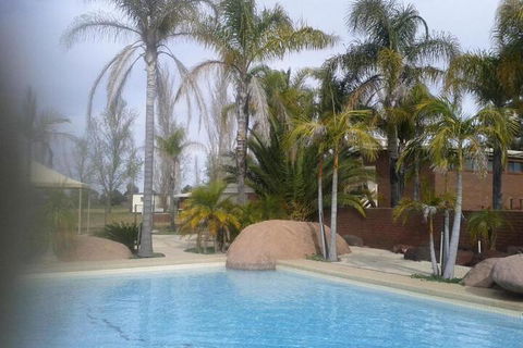 Hilltop Resort - Accommodation BNB 7