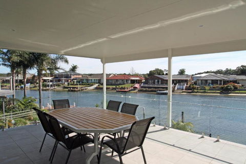 Unbeatable Waterfront Location - Accommodation BNB 1