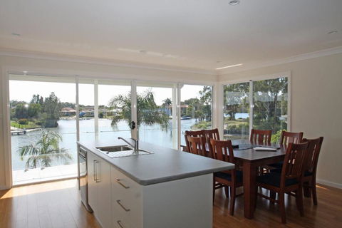 Unbeatable Waterfront Location - Accommodation BNB 4