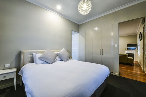 Aloha Luxury Central Apartments - Accommodation BNB 4