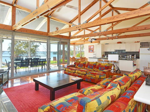 Morisset Bay Waterfront Views Lake House Looking Over Trinity Marina - Accommodation BNB 6