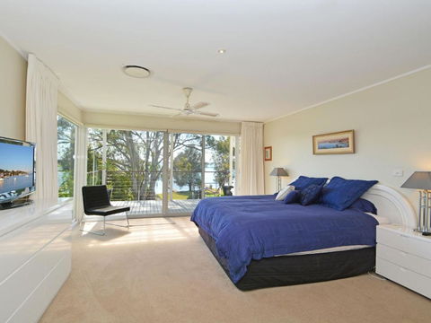 Morisset Bay Waterfront Views Lake House Looking Over Trinity Marina - Accommodation BNB 5