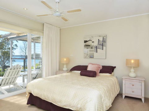 Morisset Bay Waterfront Views Lake House Looking Over Trinity Marina - Accommodation BNB 1