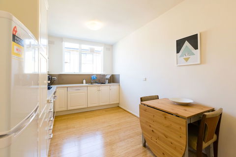 ROSIE, 2BDR St.Kilda Apartment - Accommodation BNB 2