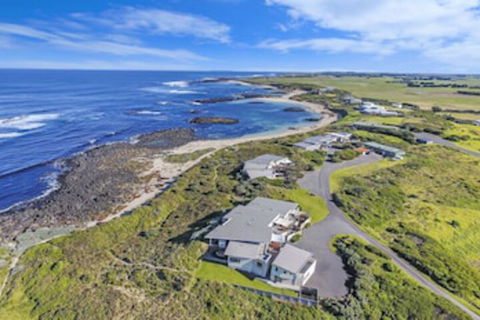 HEARNS BEACHSIDE VILLA 1 - Accommodation BNB 0