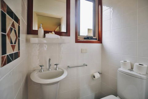 Edzell - Stunning Waterfront Home - Accommodation BNB 3