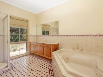 Alpine Mist - Spacious 5 Bedroom Home - Accommodation BNB 5