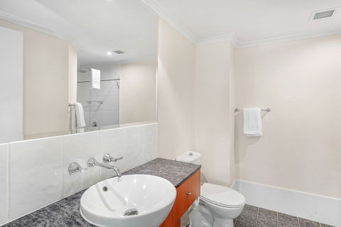 Poolside Apt In Alamanda Beachfront Resort 55 - Accommodation BNB 4