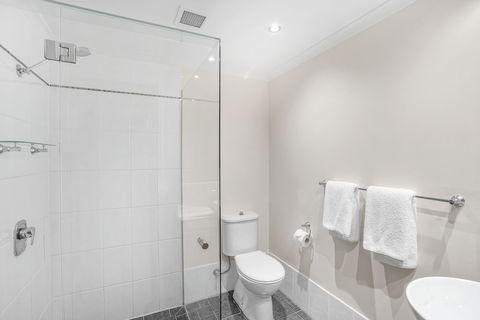 Poolside Apt In Alamanda Beachfront Resort 55 - Accommodation BNB 5