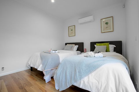 AUJOY 3 Bed Townhouse Burwood 1 - Accommodation BNB 6