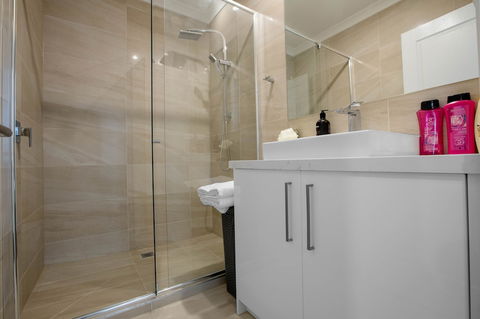 AUJOY 3 Bed Townhouse Burwood 1 - Accommodation BNB 2