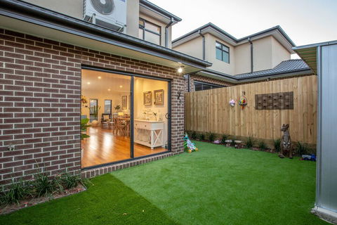 AUJOY 3 Bed Townhouse Burwood 3 - Accommodation BNB 6