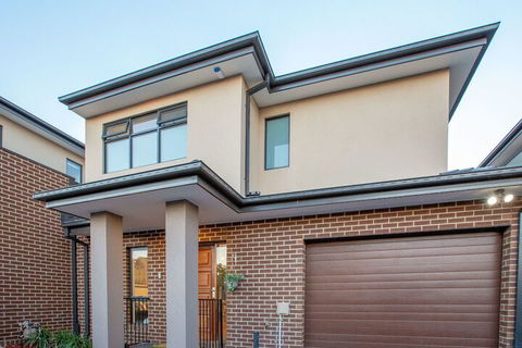 AUJOY 3 Bed Townhouse Burwood 3 - Accommodation BNB 3