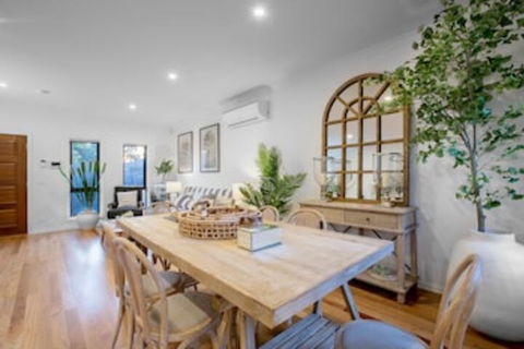AUJOY 3 Bed Townhouse Burwood 3 - Accommodation BNB 0
