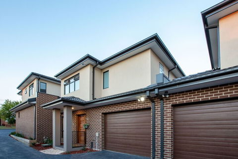 AUJOY 3 Bed Townhouse Burwood 3 - Accommodation BNB 5