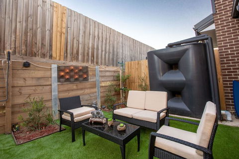 AUJOY 3 Bed Townhouse Burwood 3 - Accommodation BNB 2