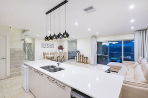 Balcatta 4 Bedroom House - Accommodation BNB 0