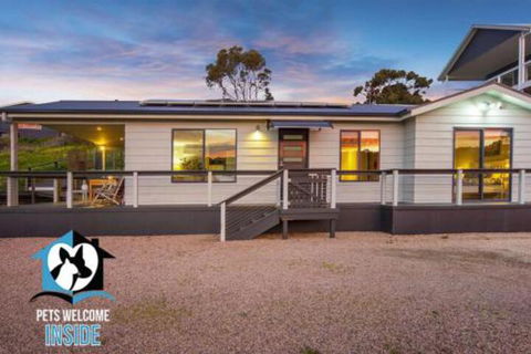 Almost New + Sea & Lake Views - Accommodation BNB 5