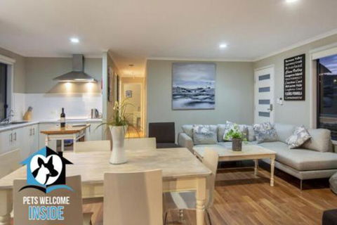 Almost New + Sea & Lake Views - Accommodation BNB 0